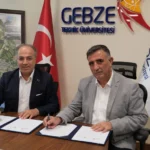 Gebze Teknik Üniversitesi Rektörü Prof. Dr. Hacı Ali Mantar ve BİLSAT Yönetim Kurulu Başkanı Vahit Yıldırım iş birliği protokolünü imzalarken