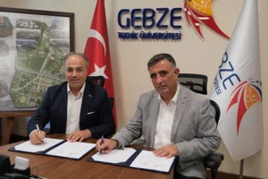 Gebze Teknik Üniversitesi Rektörü Prof. Dr. Hacı Ali Mantar ve BİLSAT Yönetim Kurulu Başkanı Vahit Yıldırım iş birliği protokolünü imzalarken