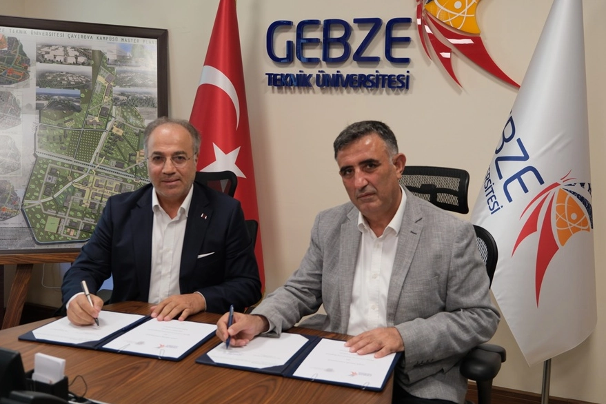 Gebze Teknik Üniversitesi Rektörü Prof. Dr. Hacı Ali Mantar ve BİLSAT Yönetim Kurulu Başkanı Vahit Yıldırım iş birliği protokolünü imzalarken