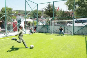 Osmangazi Belediyesi Güneybudaklar Mahallesi'ne yeni halı saha kazandırdı