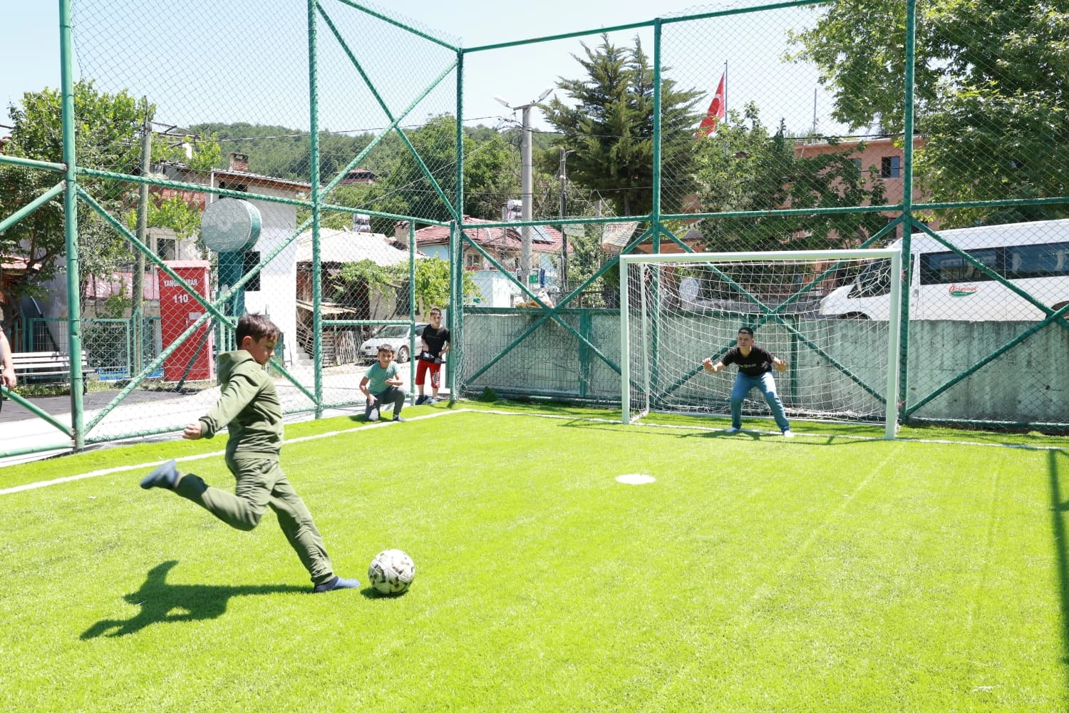 Osmangazi Belediyesi Güneybudaklar Mahallesi'ne yeni halı saha kazandırdı