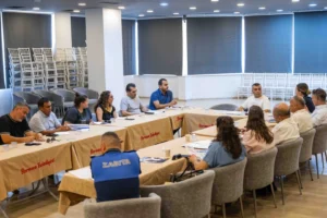 Bornova Belediye Başkanı Ömer Eşki ve mahalle muhtarlarının katıldığı toplantıdan bir kare