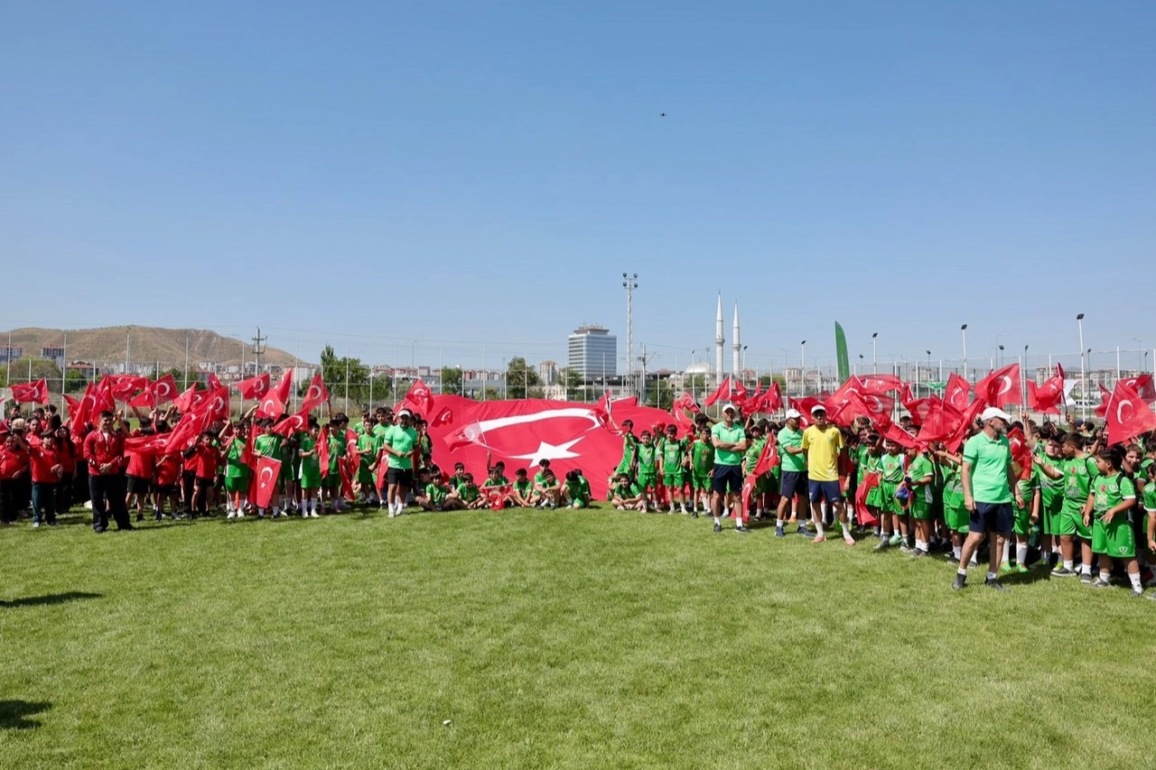 Kayseri Şeker 14. Yaz Okulu açılış töreni ve öğrencilerin spor faaliyetleri