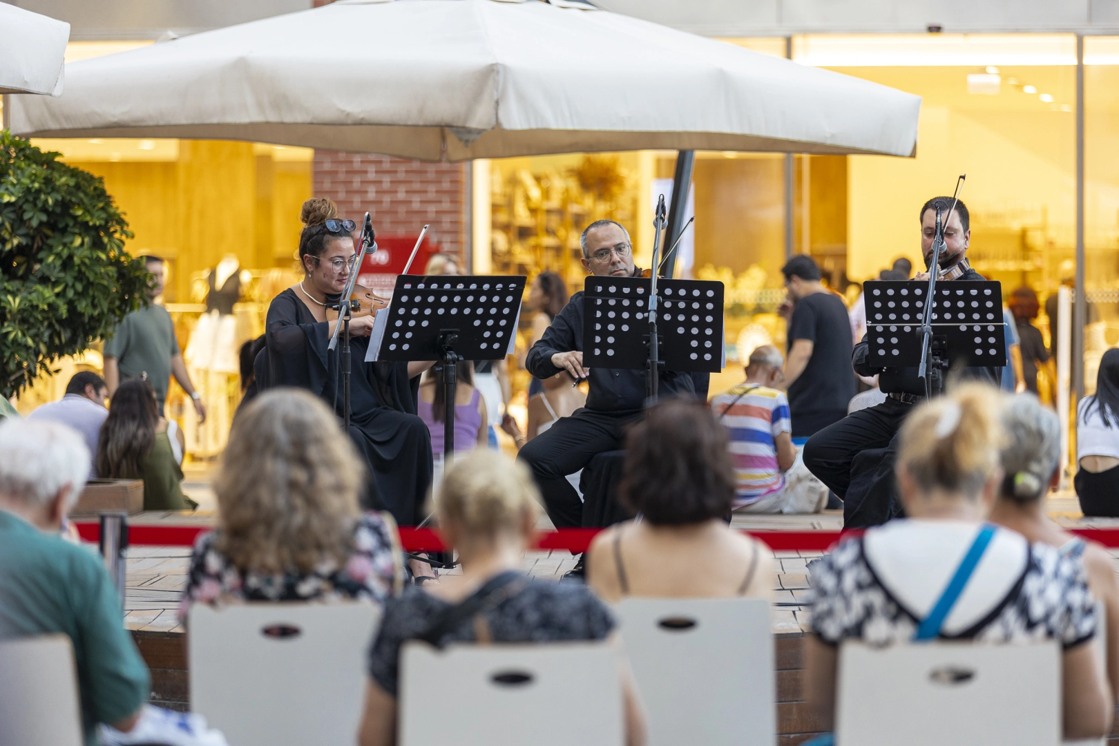 Mersin'de düzenlenen klasik müzik dinletileri etkinliğinden bir sahne