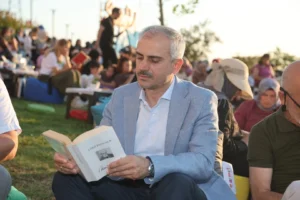Çayırova Okuyor Projesi final etkinliğinde bir araya gelen kitapseverler
