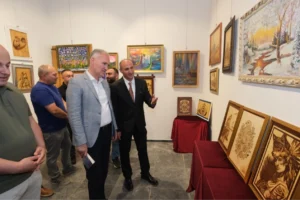 Yüksel Kılıçoğlu'nun yağlı boya ve ahşap yakma sergisi İnegöl Kent Müzesi'nde açıldı.