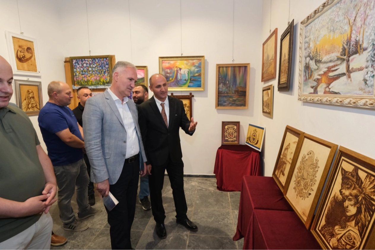 Yüksel Kılıçoğlu'nun yağlı boya ve ahşap yakma sergisi İnegöl Kent Müzesi'nde açıldı.