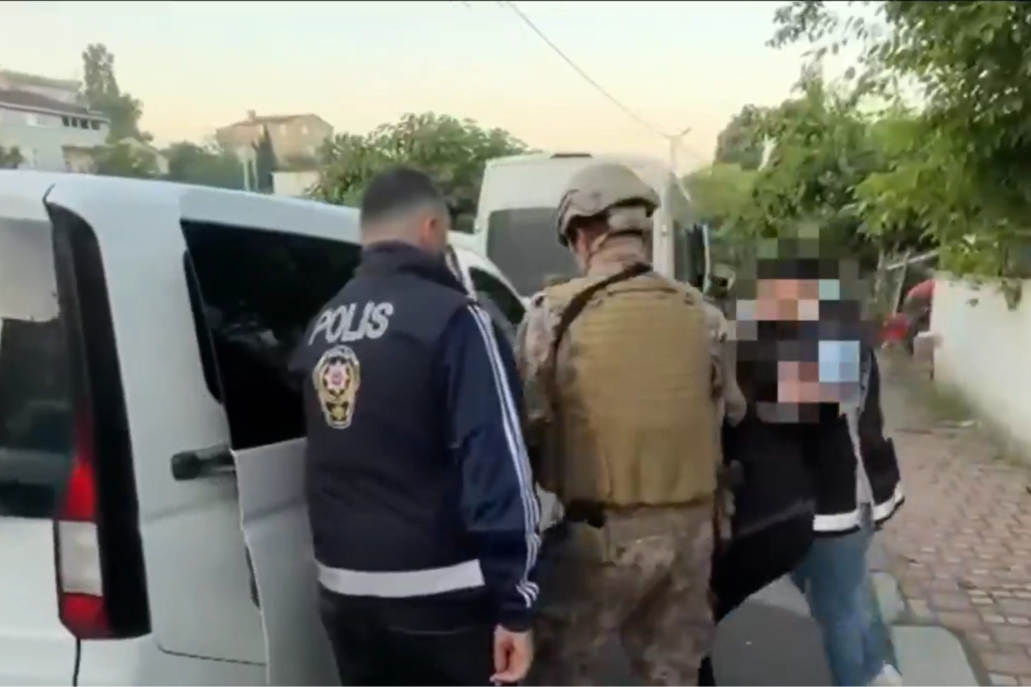 İstanbul Emniyet Müdürlüğü'nün organize suç örgütüne yönelik düzenlediği operasyonda gözaltına alınan şüpheliler