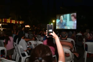 Bornova Belediyesi tarafından düzenlenen ücretsiz açık hava sineması yaz animasyon film günleri etkinliği