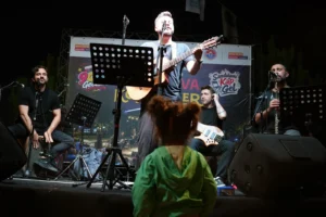 Maltepe'de 90'lar gecesi konseri, vatandaşlar müzik eşliğinde eğleniyor