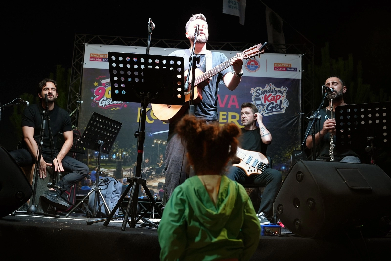 Maltepe'de 90'lar gecesi konseri, vatandaşlar müzik eşliğinde eğleniyor