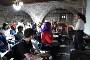 Melikgazi Belediyesi'nin gençlere yönelik ücretsiz İngilizce konuşma atölyesi Speak Up Workshop