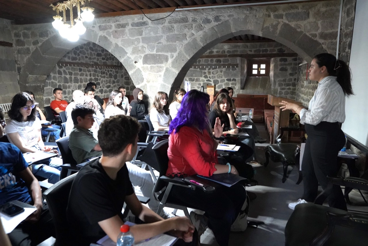 Melikgazi Belediyesi'nin gençlere yönelik ücretsiz İngilizce konuşma atölyesi Speak Up Workshop
