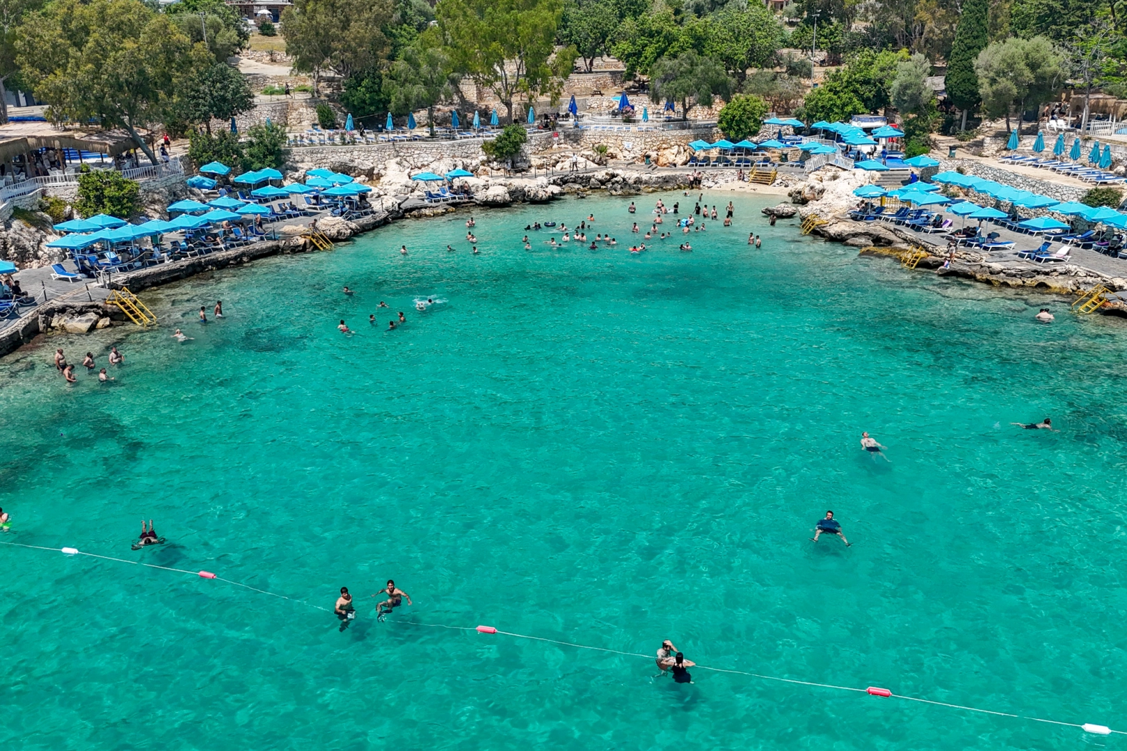 Mersin'in gözde plajlarında güneşlenen ve denizin tadını çıkaran mutlu tatilciler