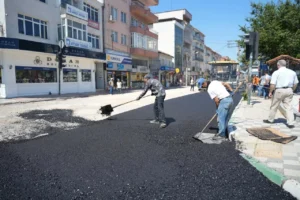 Bursa Yenişehir'in ana arterlerine sıcak asfalt döşendiği görüntüsü.