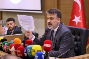 Bursa Büyükşehir Belediye Meclisi'nde işten çıkarmalarla ilgili hararetli tartışmalar yaşanıyor.