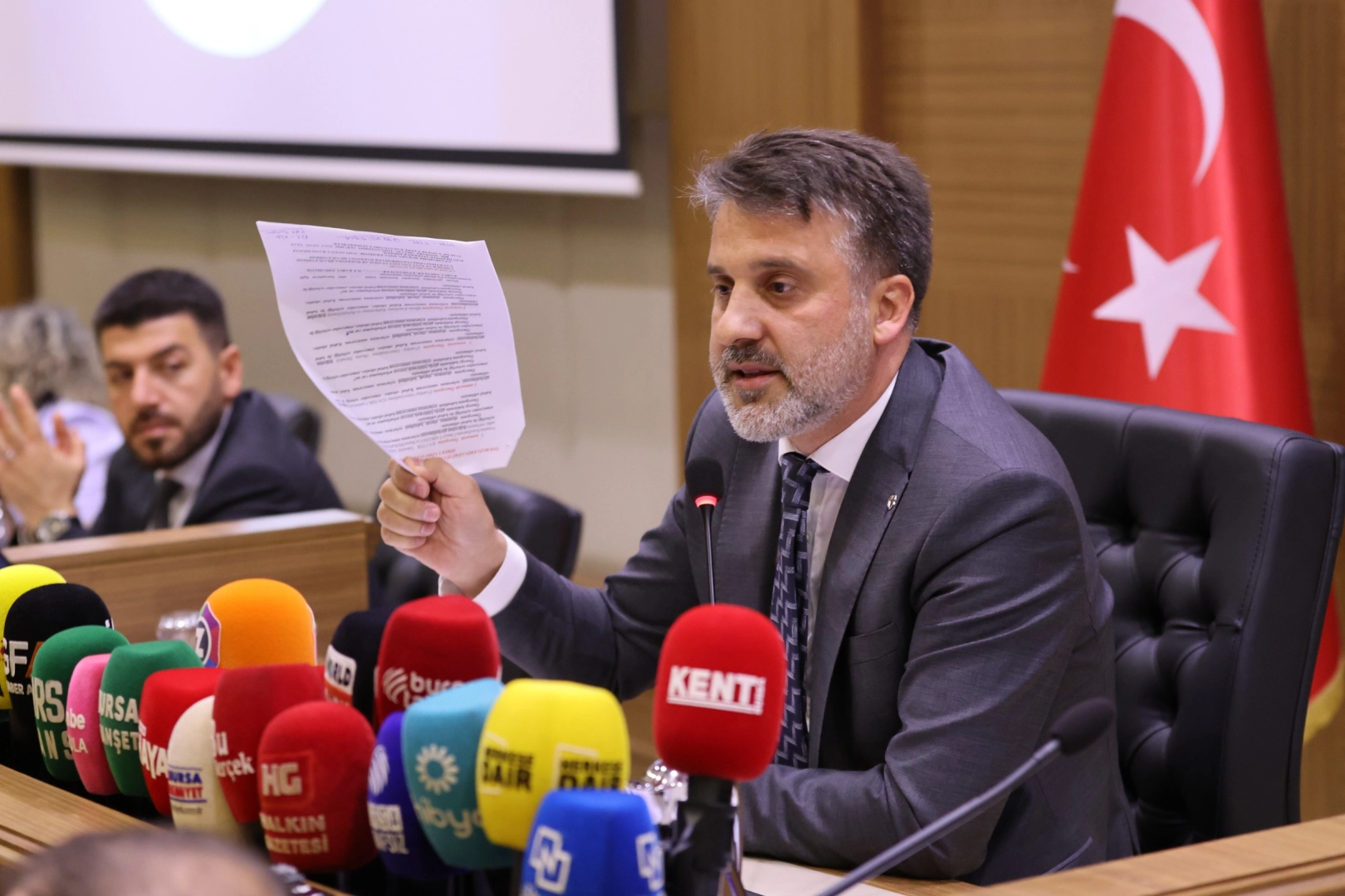 Bursa Büyükşehir Belediye Meclisi'nde işten çıkarmalarla ilgili hararetli tartışmalar yaşanıyor.