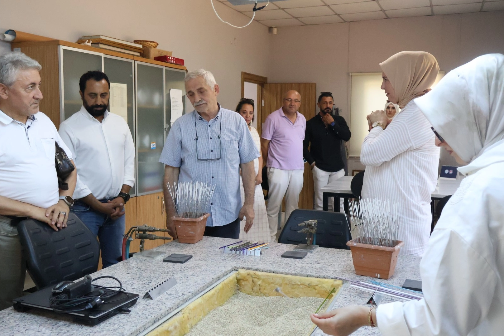 Beyaz Kalpler Eğitim ve Gelişim Merkezi yöneticileri, İzmit Halk Eğitim Merkezi yöneticilerini ağırladı.