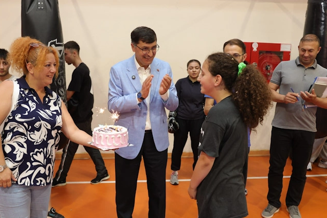 Kütahya Belediye Başkanı Eyüp Kahveci, spor salonunda milli sporcularla görüşüyor.