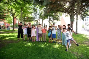 KAYMEK Yaz Okulu'nda çocuklar çeşitli etkinliklere katılarak hem eğleniyor hem de yeni beceriler öğreniyor.