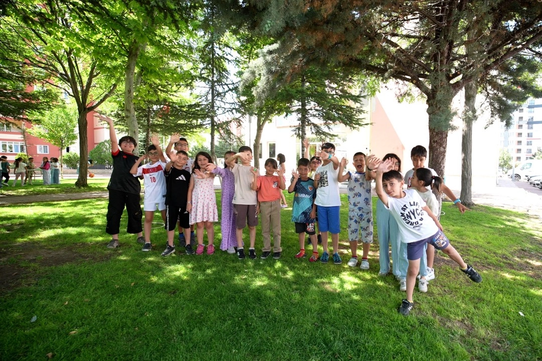 KAYMEK Yaz Okulu'nda çocuklar çeşitli etkinliklere katılarak hem eğleniyor hem de yeni beceriler öğreniyor.