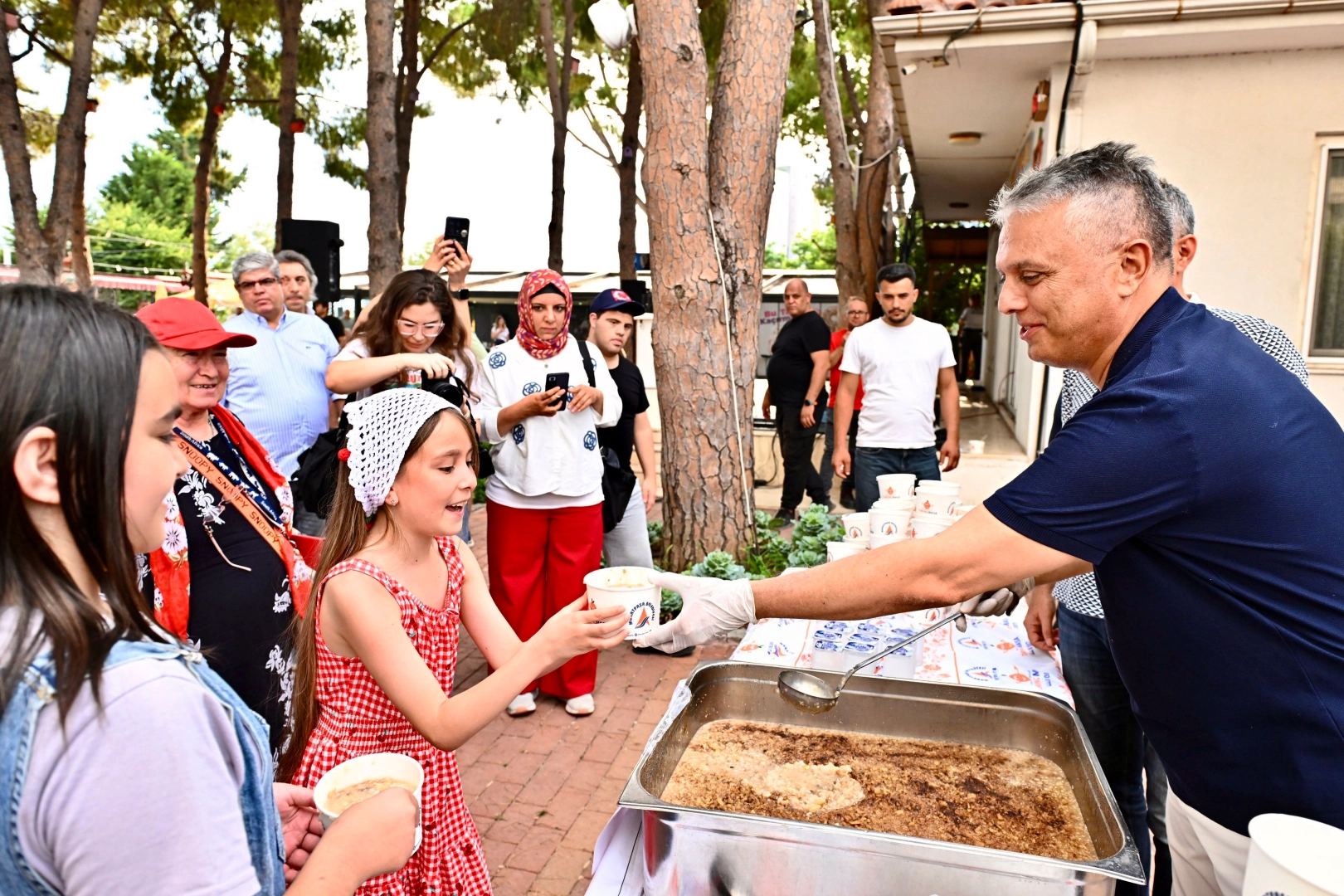 Muratpaşa Belediyesi Engelsiz Kafe'de Muharrem ayı dolayısıyla düzenlenen aşure etkinliğinden bir kare