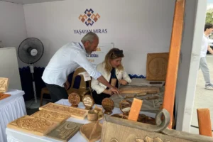 Talas Belediyesi TAREM Ahşap Ustası Şenel Doğan'ın Erzincan'daki Yaşayan Miras Şöleni'nde sergilediği ahşap eserler