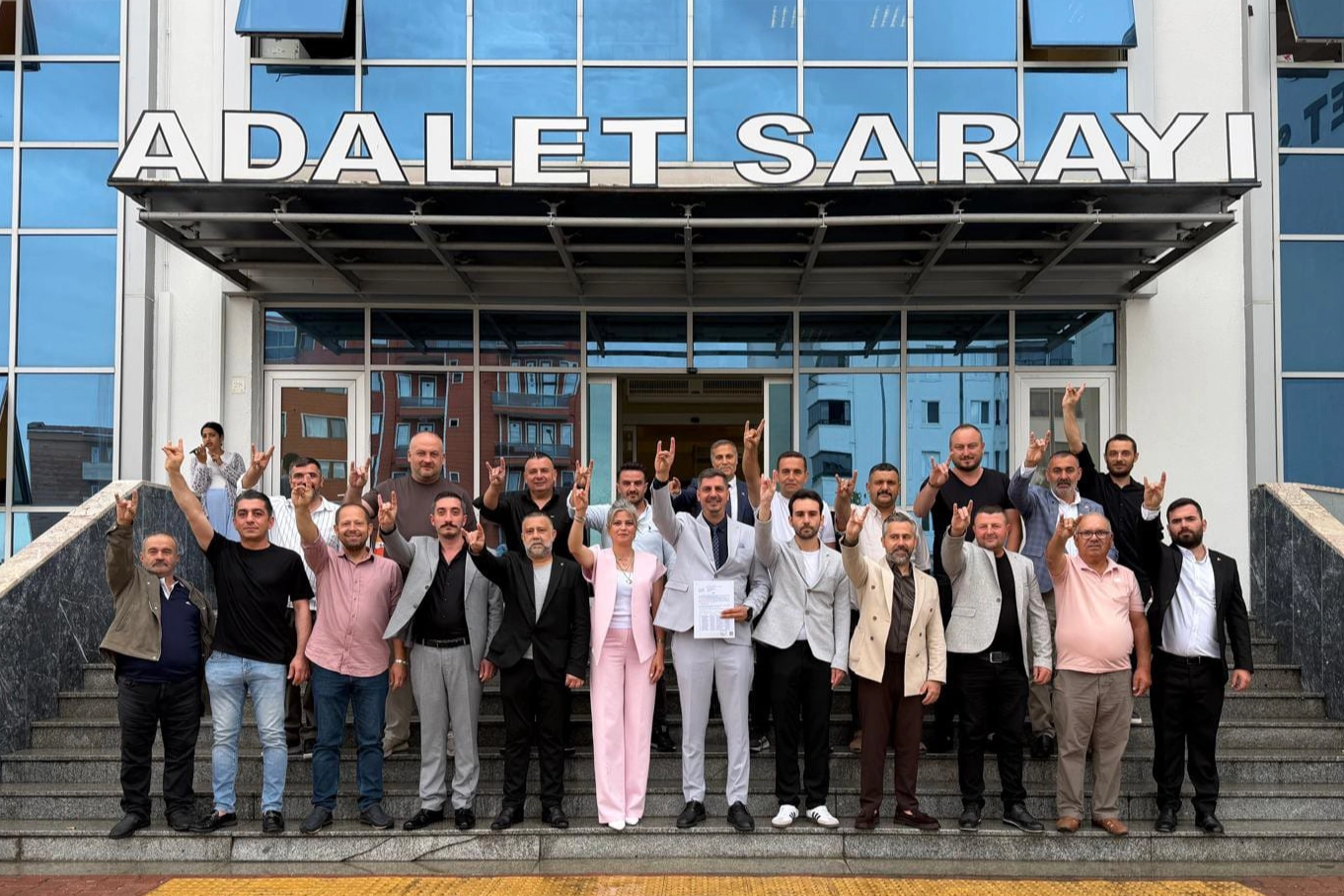 MHP Keşan İlçe Başkanı Ahmet Kurnaz ve yeni yönetim kurulu mazbatalarını alırken