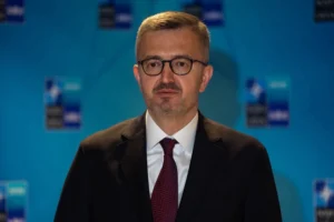 Cumhurbaşkanı Erdoğan NATO Zirvesi'nde Türkiye'nin stratejik rolünü vurguluyor.