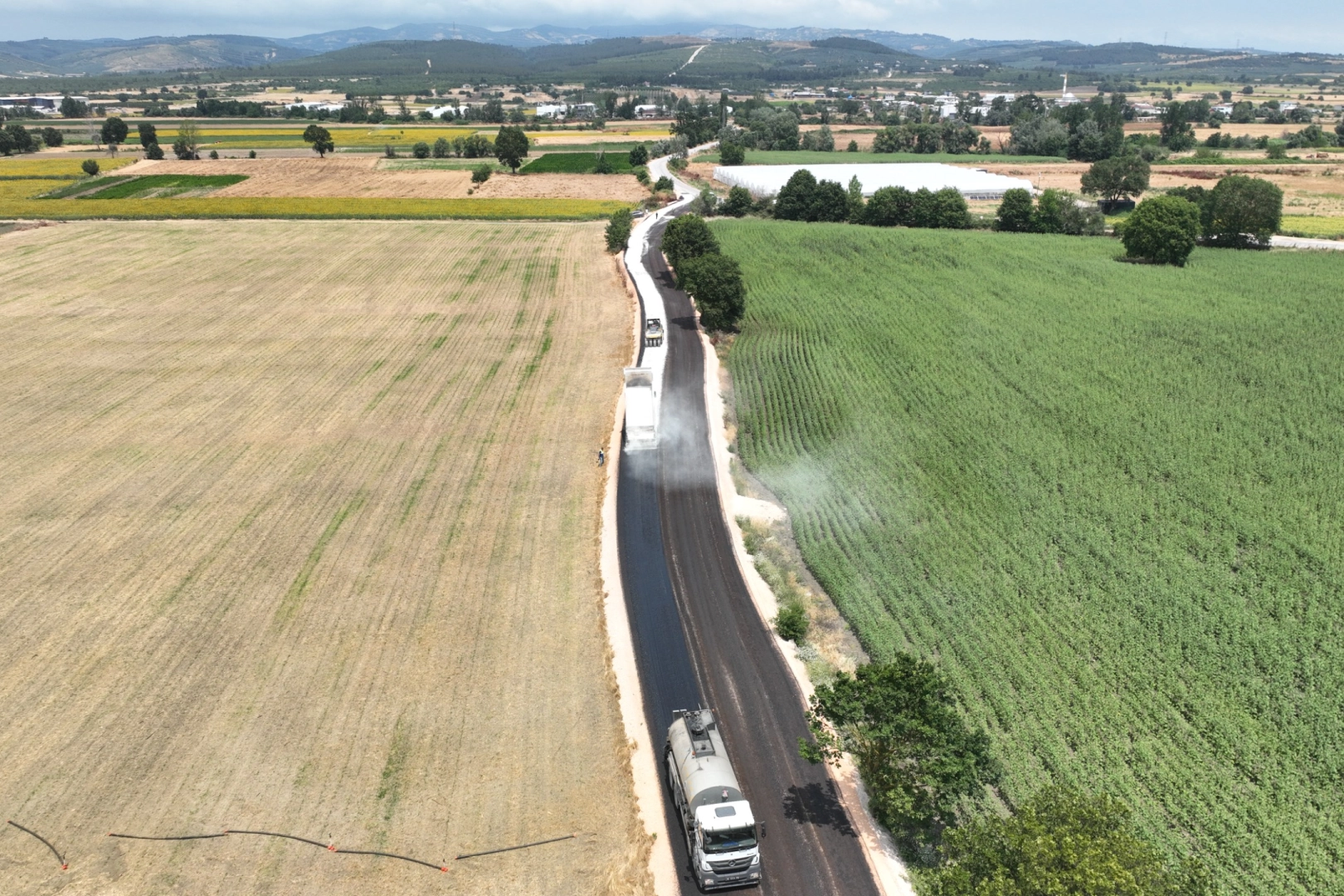 Bursa Büyükşehir Belediyesi ekipleri Nilüfer ilçesinde yol yenileme çalışması yapıyor.