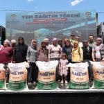 Denizli Belediyesi'nin çiftçilere yem desteği projesi kapsamında üreticilere yem çuvalları teslim edilirken çekilmiş bir fotoğraf.