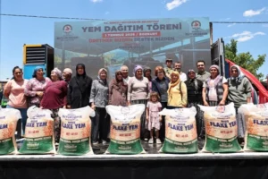 Denizli Belediyesi'nin çiftçilere yem desteği projesi kapsamında üreticilere yem çuvalları teslim edilirken çekilmiş bir fotoğraf.