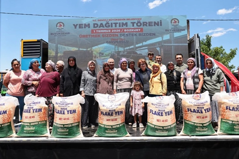 Denizli Belediyesi'nin çiftçilere yem desteği projesi kapsamında üreticilere yem çuvalları teslim edilirken çekilmiş bir fotoğraf.