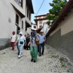 Ankara Büyükşehir Belediyesi'nin düzenlediği ücretsiz kent gezileri kapsamında Ayaş'ın tarihi sokakları