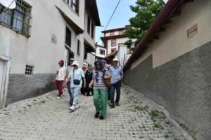 Ankara Büyükşehir Belediyesi'nin düzenlediği ücretsiz kent gezileri kapsamında Ayaş'ın tarihi sokakları