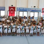Nilüfer Yaz Spor Okulları'nda sertifika alan çocukların toplu fotoğrafı