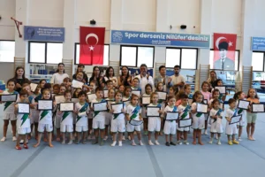 Nilüfer Yaz Spor Okulları'nda sertifika alan çocukların toplu fotoğrafı