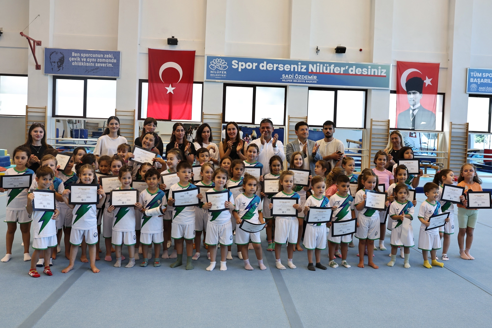 Nilüfer Yaz Spor Okulları'nda sertifika alan çocukların toplu fotoğrafı