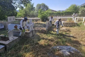 Antalya Büyükşehir Belediyesi ekipleri ilçe mezarlıklarında bakım ve düzenleme çalışmaları yapıyor