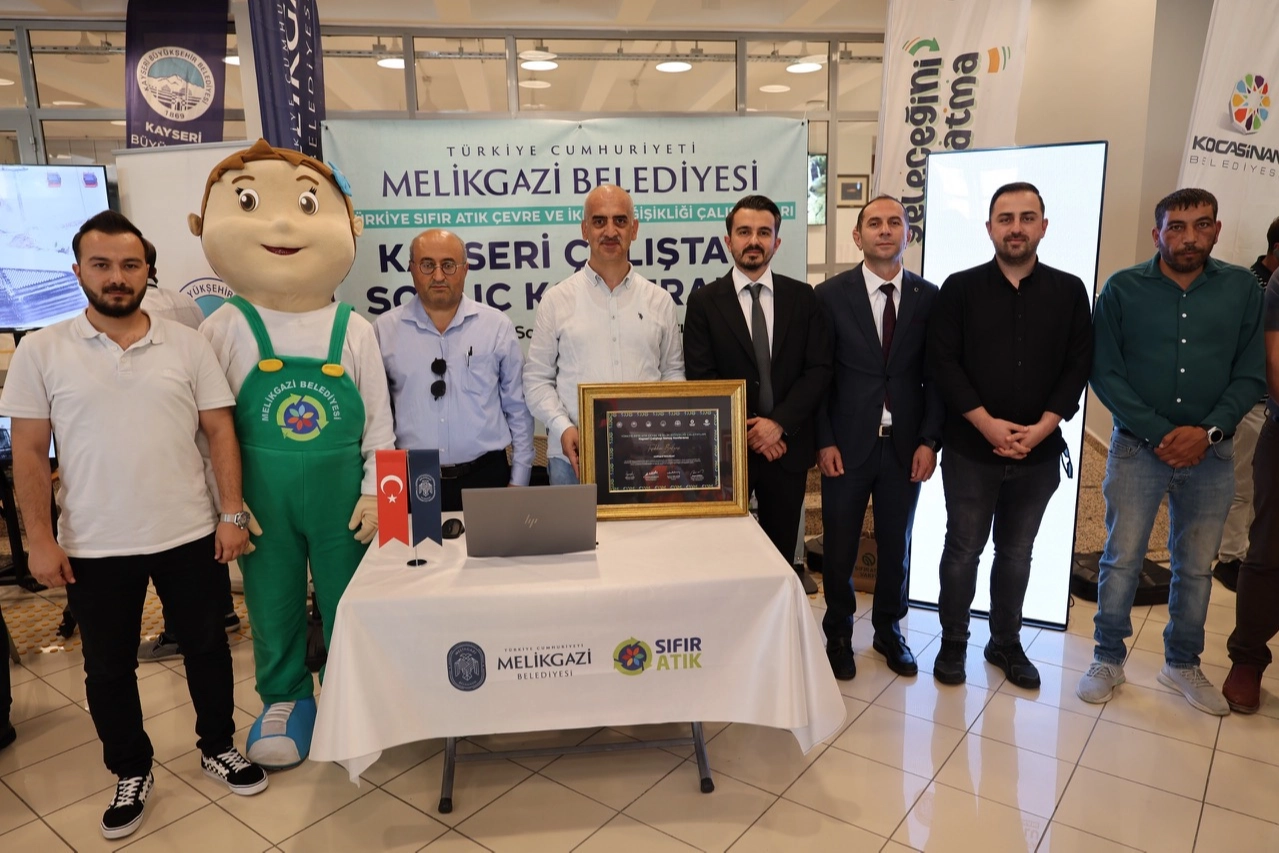 Melikgazi Belediyesi'nin sıfır atık projeleri kapsamında verilen ödül töreni