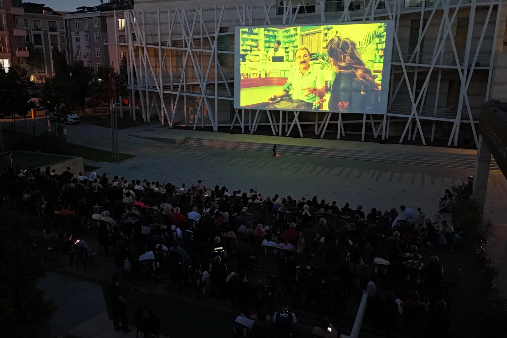 Bakırköy Açık Hava Sinema Günleri'nde vatandaşlar film izliyor