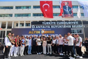Kırkpınar Yağlı Güreşleri şampiyonu Erkan Taş'a Antalya'da coşkulu karşılama töreni