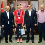 Milli tekvandocu Hatice Kübra İlgün, Yıldırım Belediye Başkanı Oktay Yılmaz ile madalya sevincini paylaşıyor.