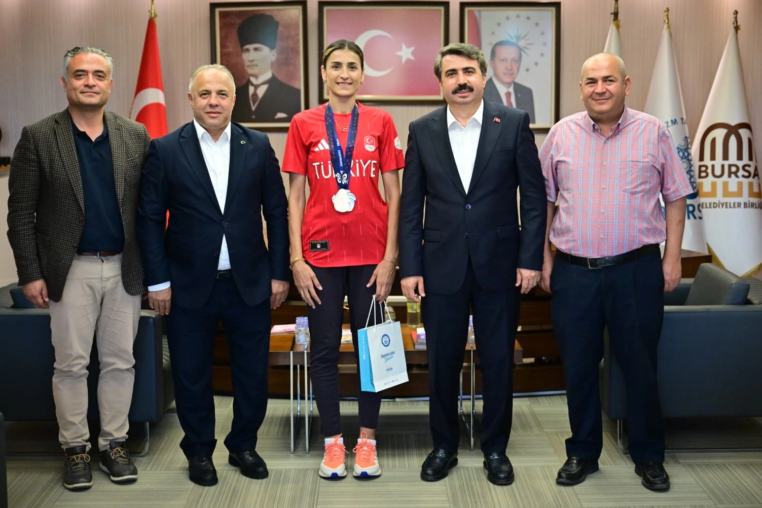 Milli tekvandocu Hatice Kübra İlgün, Yıldırım Belediye Başkanı Oktay Yılmaz ile madalya sevincini paylaşıyor.