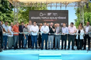 Balıkesir Büyükşehir Belediye Başkanı Ahmet Akın, Bigadiç'te Kent Lokantası ve Emekliler Evi açılışında halkla selamlaşıyor.