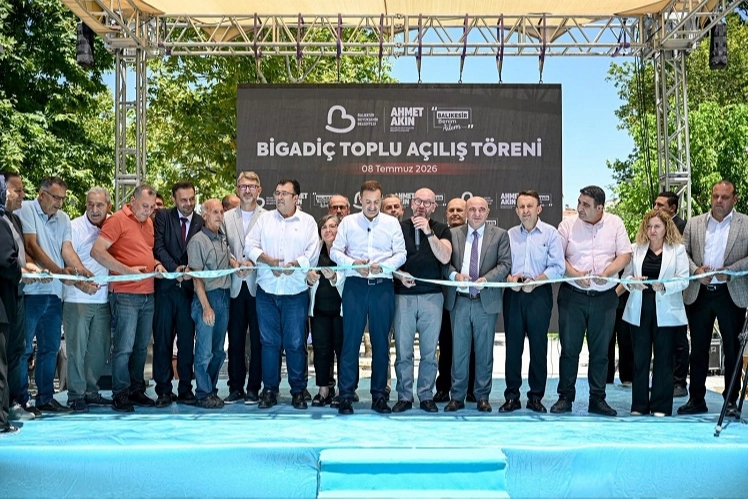 Balıkesir Büyükşehir Belediye Başkanı Ahmet Akın, Bigadiç'te Kent Lokantası ve Emekliler Evi açılışında halkla selamlaşıyor.