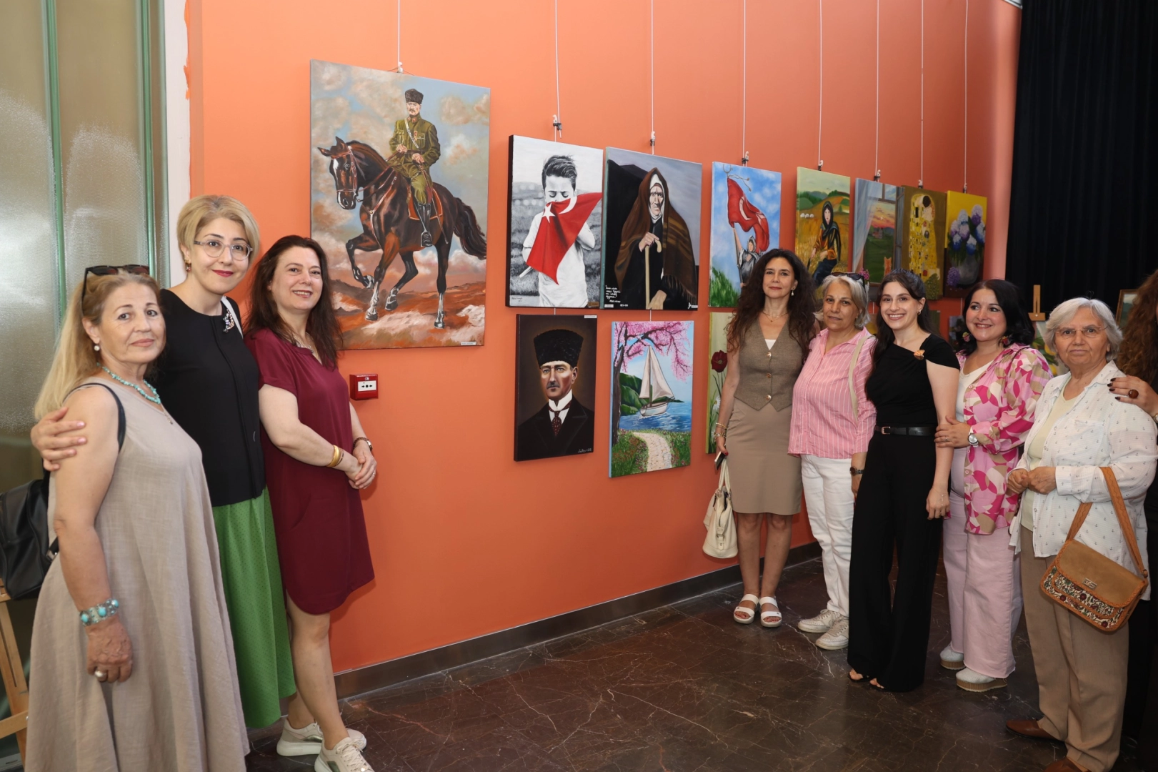 OSMEK kursiyerlerinin bir yıllık emeğiyle hazırlanan eserlerin yer aldığı sergiden genel görünüm