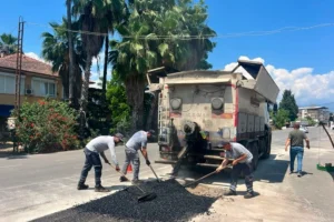 Finike'de yenilenen yollar ve boyanan bordürler