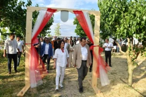 Ankara ATA Çiftliği'nde düzenlenen dut hasat şenliğinde bir araya gelen büyükelçiler