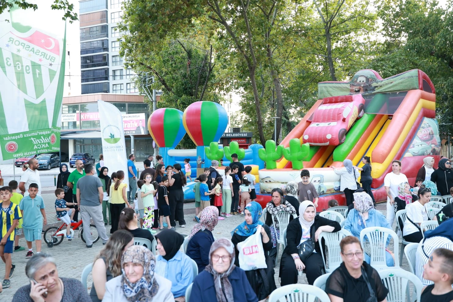 Osmangazi Belediyesi tarafından Adalet Mahallesi'nde düzenlenen yaz şenliğinden bir kare